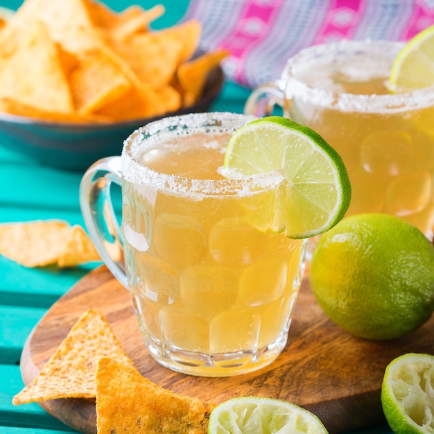 Cóctel de alcohol mexicano chelada con cerveza light y jugo de limón