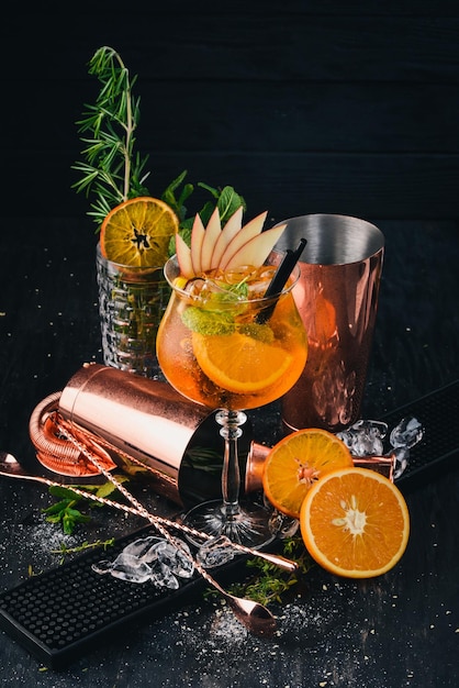 Foto cóctel alcohólico aperol en el bar orange sobre un fondo de madera negra