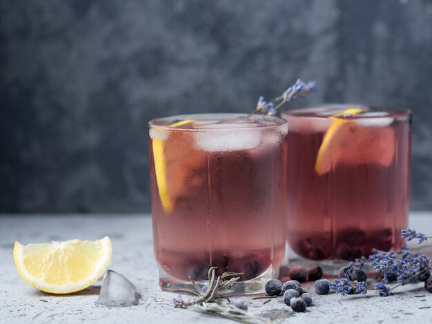 Cóctel alcohólico de arándanos con ginebra de lavanda y tequila o mojito de arándanos