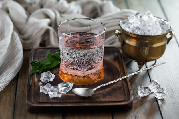 Cóctel alcohólico con frutas y hielo.