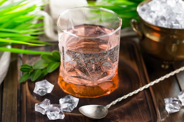 Cóctel alcohólico con frutas y hielo.