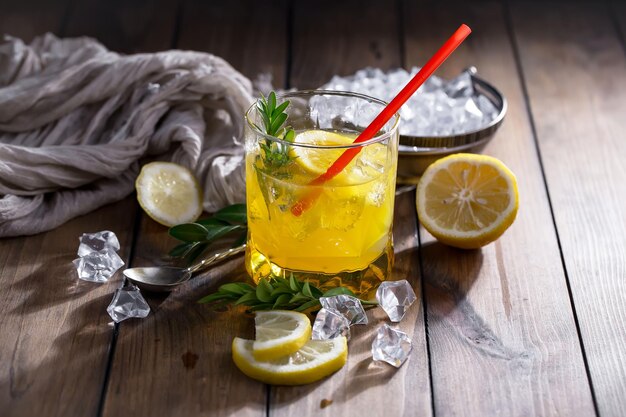 Cóctel alcohólico con frutas y hielo