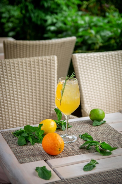 Cóctel alcohólico Ginebra de naranja con cóctel refrescante de playa de romero en el bar