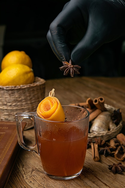 Cóctel alcohólico con limón en una mesa de madera