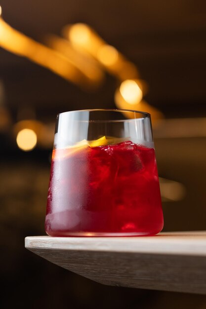 Cóctel alcohólico de Manhattan con hielo amargo de vemuth rojo bourbon y cereza