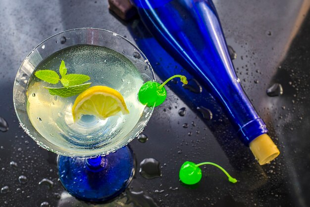 Cóctel alcohólico refrescante en un vaso con una cereza