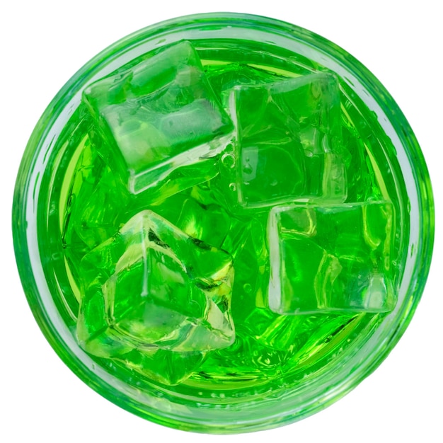 Cóctel alcohólico verde con hielo de vodka de ginebra