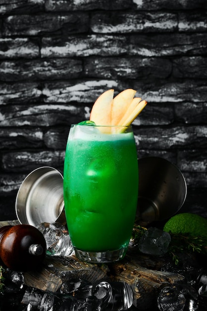 Cóctel alcohólico verde Jugo tropical y fruta En la barra negra