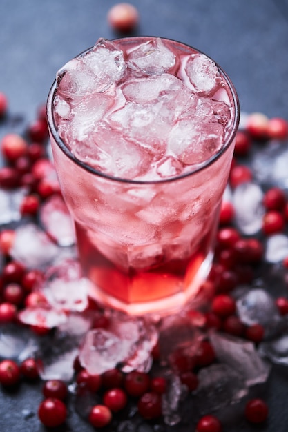 Cóctel alcohólico con vodka, jugo de arándano y hielo. Cape Codder en una copa de Casablanca.