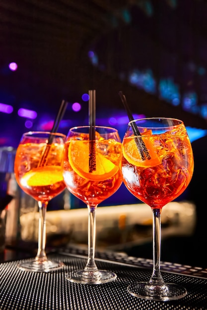 Cóctel Aperol Spritz en barra de bar en el club nocturno