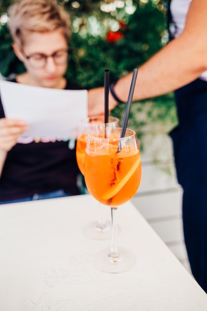 Cóctel de aperol spritz en la mesa de la cena