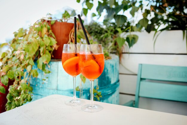 Cóctel de aperol spritz en la mesa de la cena