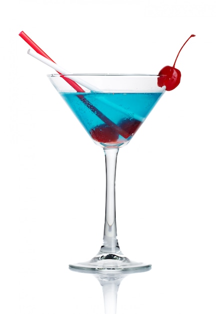 Coctel azul del alcohol en el vidrio de martini aislado