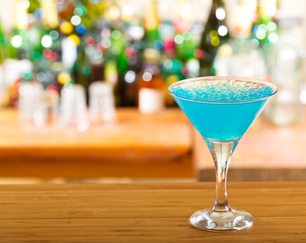 Cóctel azul en un bar