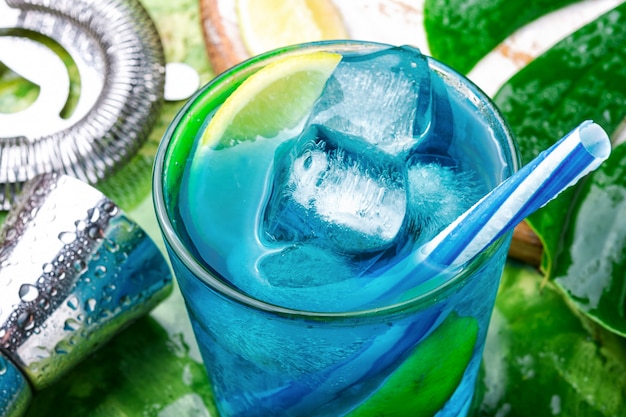 Cóctel azul con hielo