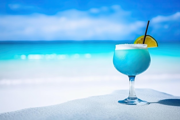 Cóctel azul sobre la arena blanca de una playa paradisíaca con el mar de fondo Copia espacio Ai generativo