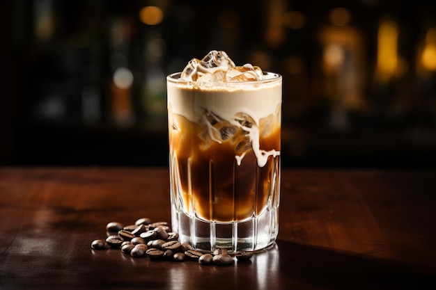 Cóctel baileys en capas café helado de crema irlandesa en la barra de un restaurante pub Beber con licor Bebida alcohólica fresca preparada en la discoteca