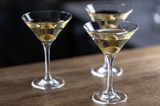 Cóctel de bebida corta Dry Martini con ginebra, vermú seco y guarnición de aceitunas.