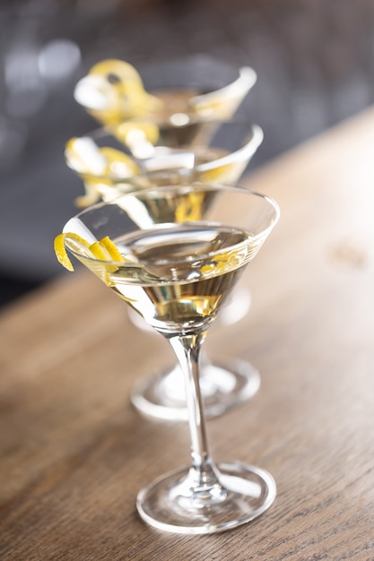 Cóctel de bebida corta Dry Martini con ginebra, vermú seco y una guarnición de ralladura de limón.