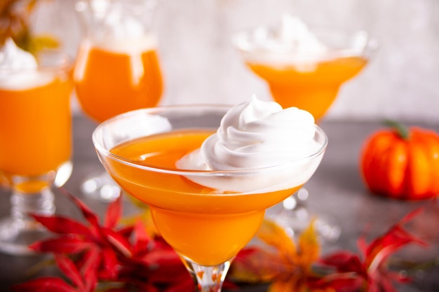 Cóctel de bebida de temporada de otoño de calabaza con especias y crema batida para el Día de Acción de Gracias o la fiesta de Halloween festiva celebrar la decoración de otoño