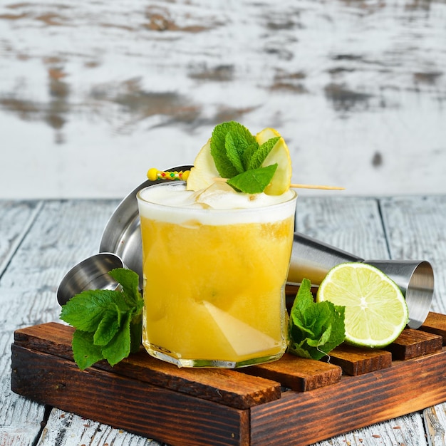 Cóctel de bebida tropical amarilla en un vaso Ron de limón de maracuyá