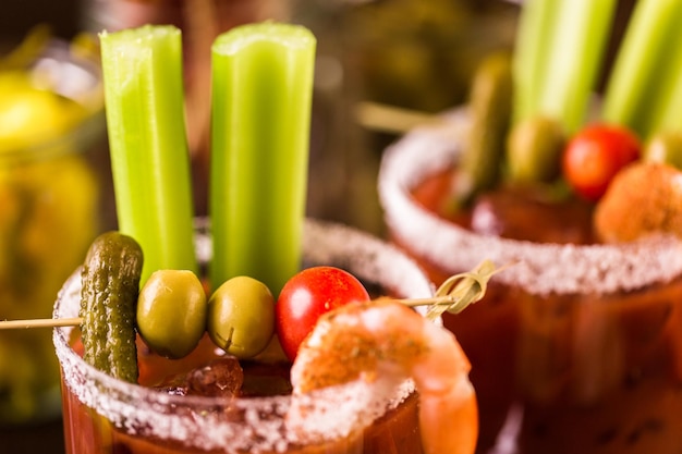 Cóctel Bloody Mary adornado con apio y aceitunas.