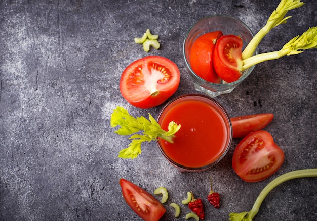 Cóctel Bloody Mary con tomate. Enfoque selectivo