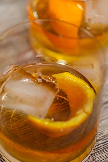 Cóctel de Bourbon a la antigua con guarnición de piel de naranja.