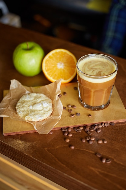 Cóctel de café. Espresso con jugo de naranja y manzana