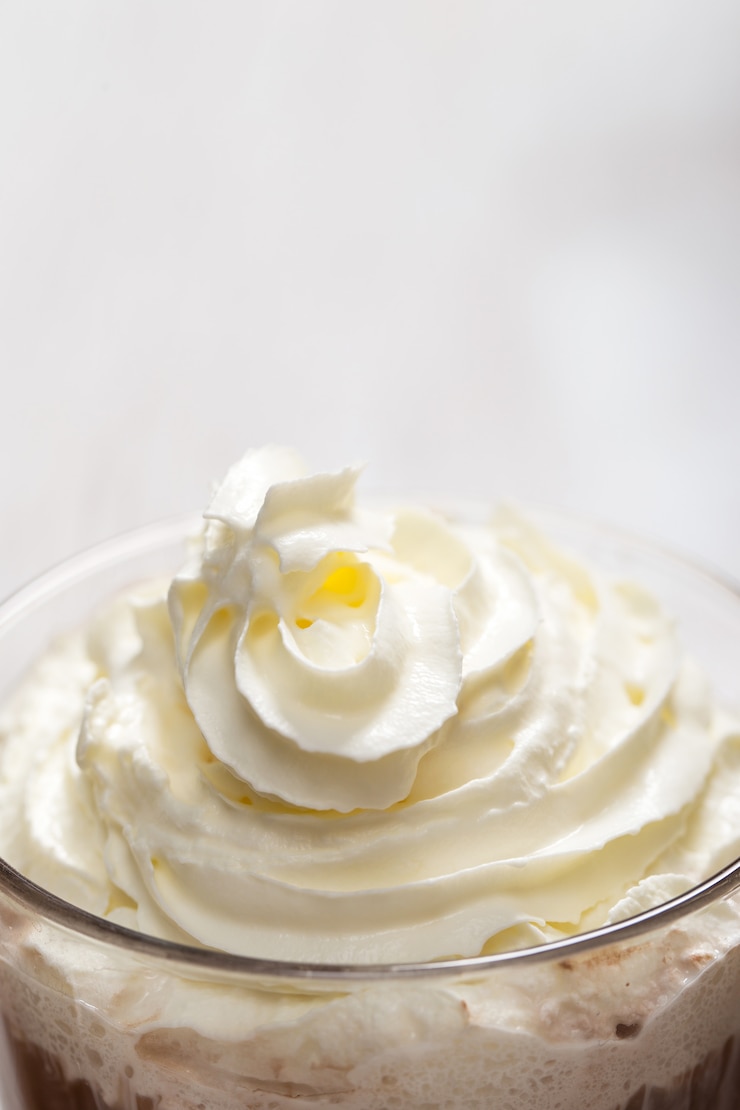 Foto cóctel de café con espuma de crema.