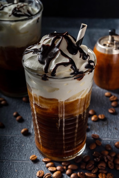 Cóctel de café con leche con crema batida