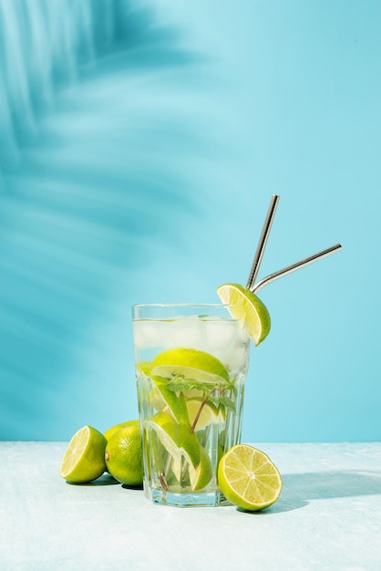 Cóctel de caipirinha de verano fresco sobre fondo azul.