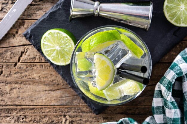 Cóctel Caipiroska con limón sobre mesa de madera