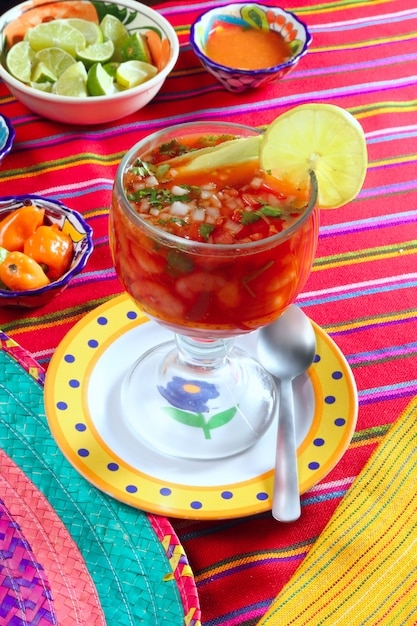 Foto cóctel de camarones mexicanos a la salsa de chile con limón