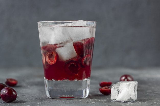 Cóctel de cereza fresca. Un cóctel con ginebra o vodka, sirope de cereza y trozos de cereza y hielo.