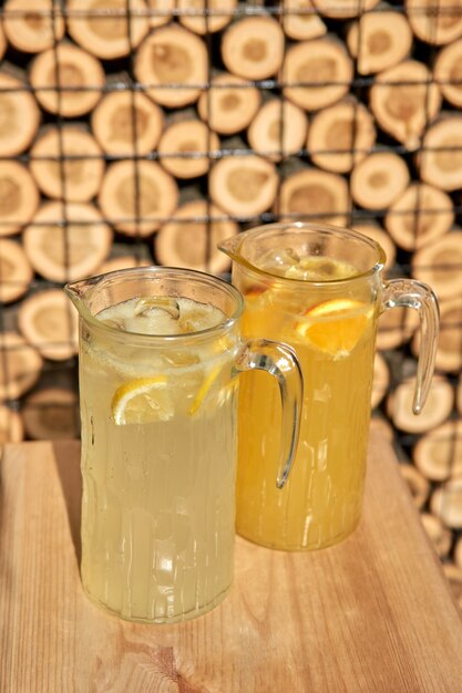 Cóctel cítrico de alcohol frío con zumo de naranja y menta lima y hielo en un vaso en el bar