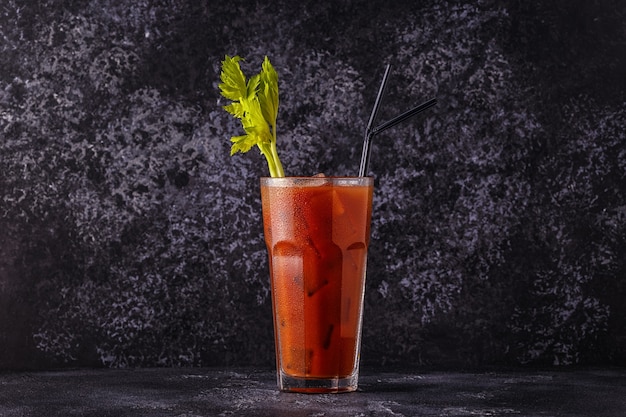 Cóctel clásico - Bloody Mary en una oscuridad.