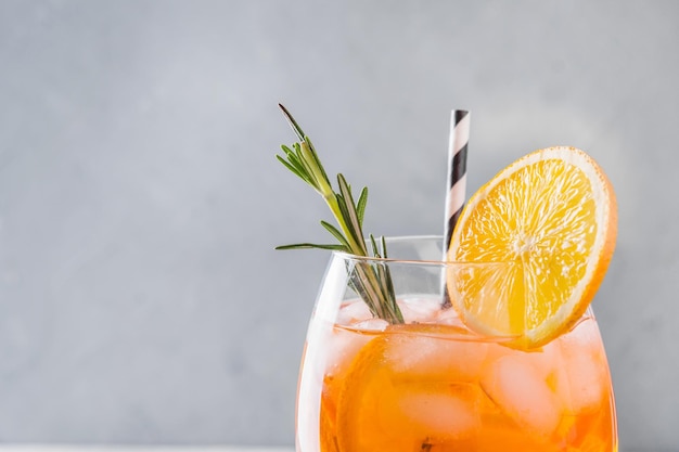 Cóctel clásico italiano aperol spritz a la luz