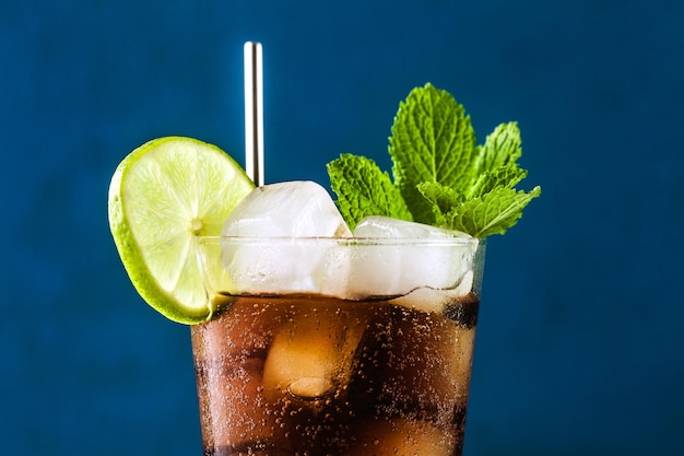 Cóctel Coca-Cola en un vaso alto cuba libre refrescante bebida de verano