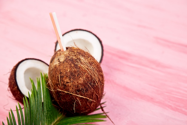 Cóctel de coco con hojas