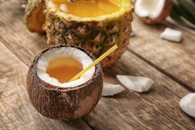 Foto cóctel de coco y piña en una mesa de madera