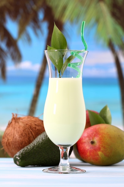 coctel de coco en la playa