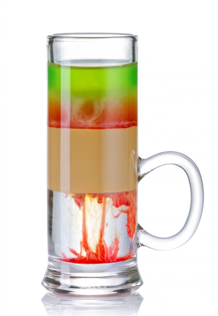Cóctel colorido rebanado de la bebida del tiro aislado en blanco