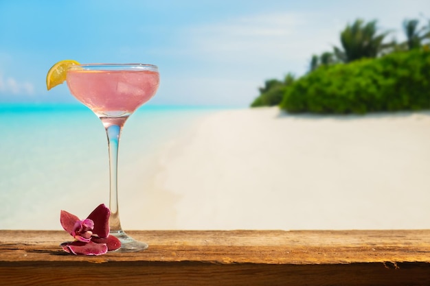 Cóctel cosmopolita Copa de cóctel rosa de verano en el bar de la playa tropical