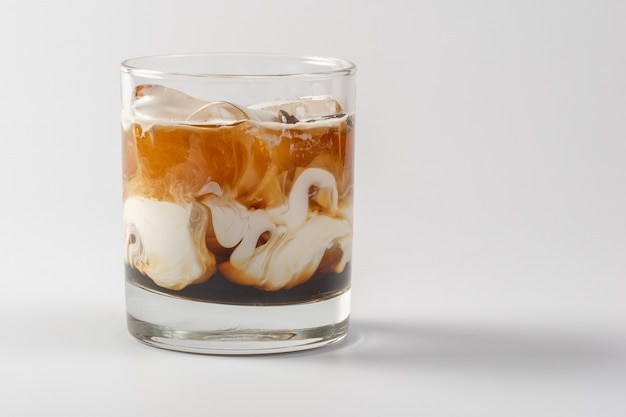 Cóctel cremoso de café alcohólico en vaso de vidrio
