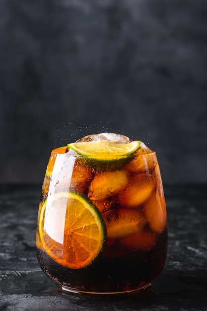 Cóctel cuba libre con hielo