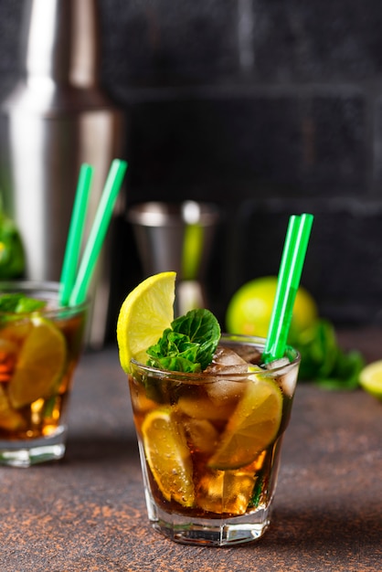 Cóctel Cuba Libre Con Menta Y Lima