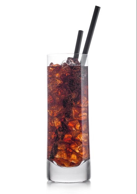 Cóctel Cuba Libre en vaso highball con cubitos de hielo y paja negra sobre fondo blanco.