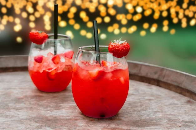 Cóctel de daiquiri de fresa roja o cóctel sin alcohol en vaso con pajita Refrescante bebida de verano para fiestas o fiestas