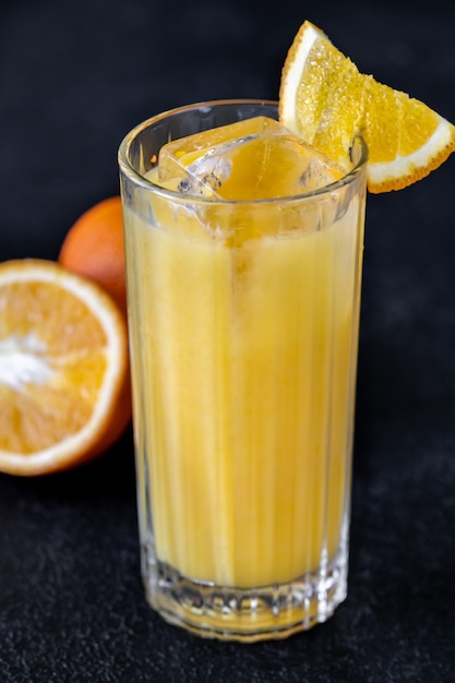 Cóctel de destornillador con jugo de naranja y vodka en mesa negra